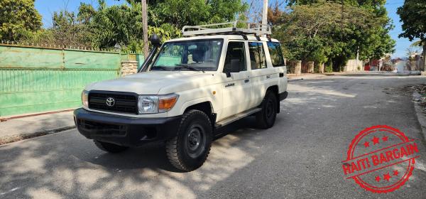 2011 TOYOTA LAND CRUISER