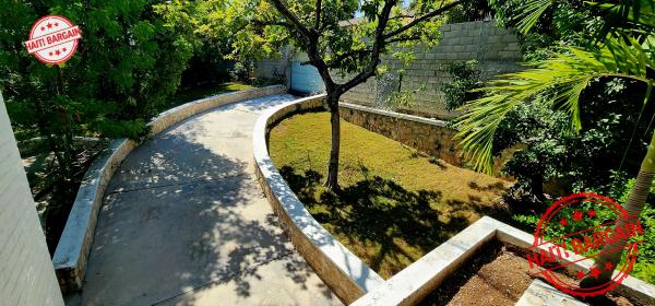 MAISON AVEC 4 APTS A VENDRE, ZONE: PEGUY-VILLE