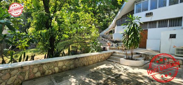 MAISON AVEC 4 APTS A VENDRE, ZONE: PEGUY-VILLE