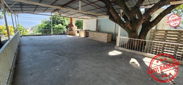 MAISON AVEC 4 APTS A VENDRE, ZONE: PEGUY-VILLE