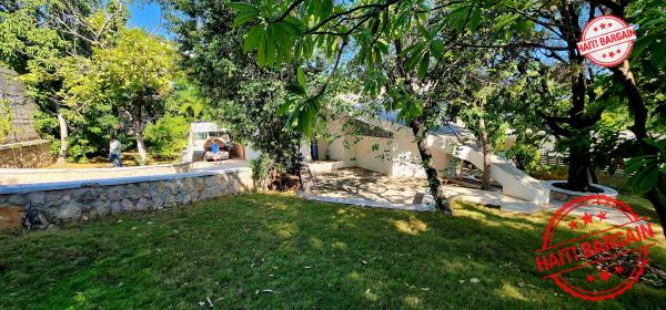 MAISON AVEC 4 APTS A VENDRE, ZONE: PEGUY-VILLE