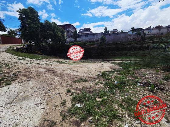 TERRAIN À VENDRE – PETION-VILE