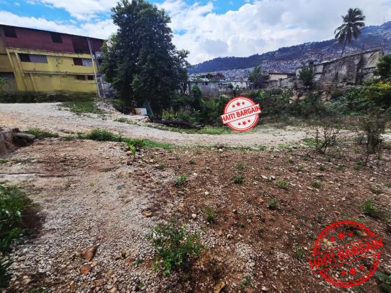 TERRAIN À VENDRE – PETION-VILE