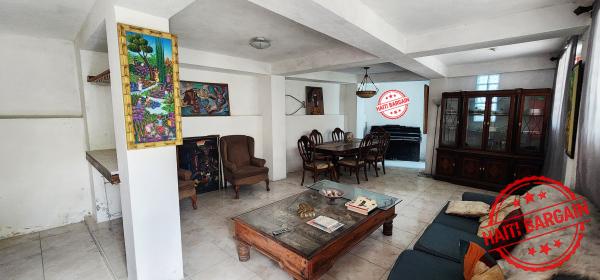 MAISON SÉPARÉE EN 2 APPARTEMENTS & 1 STUDIO À VENDRE - ZONE: PELERIN 3