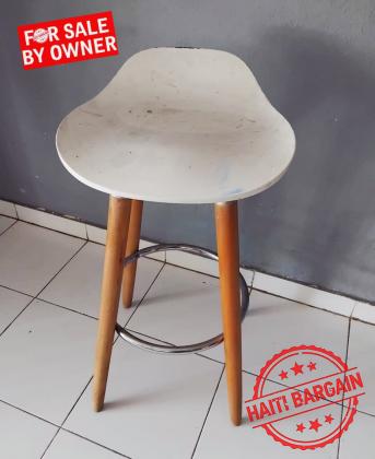 2 HIGH CHAIRS